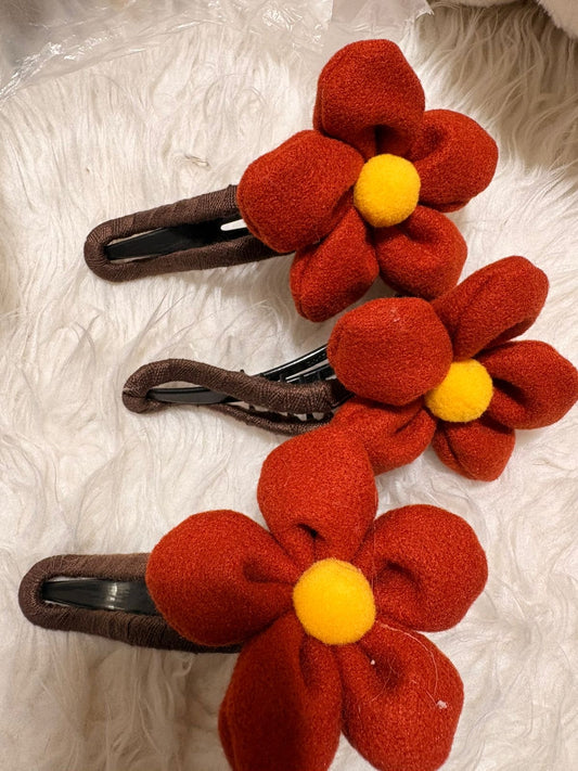 - Winter Plush Flower Hairpin -
Orange flower gripper