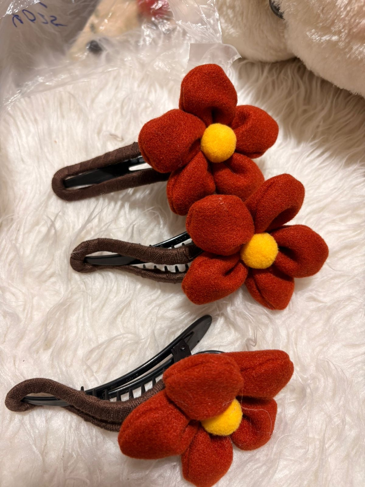 - Winter Plush Flower Hairpin -
Orange flower gripper